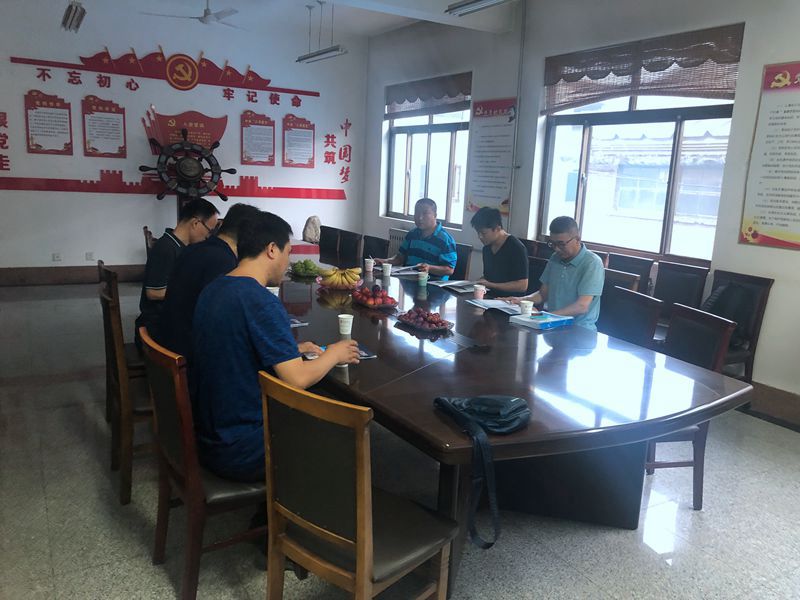 河南的孫總和丁總，濰坊張總來(lái)我廠(chǎng)考察400鏈軌全液壓動(dòng)力頭型鉆機(jī)